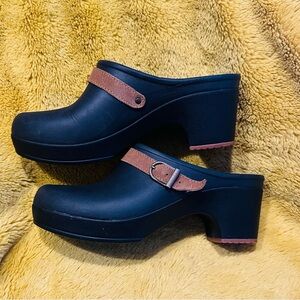 Crocs Woman’s Sz 7W Brown Sarah Clog Heel Dual Mules Suede Leather Strap casual